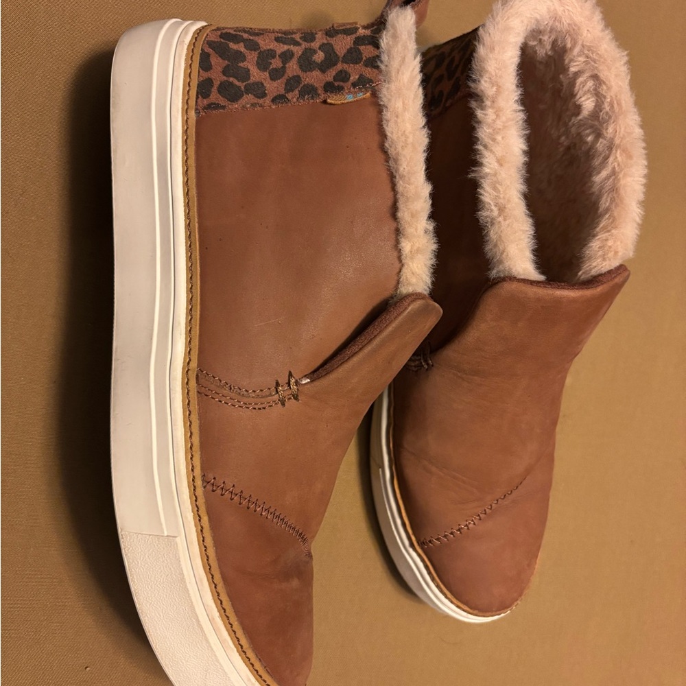 TOMS Paxton Brown Leather Faux Fur Slip On Chukka Ankle Boots
